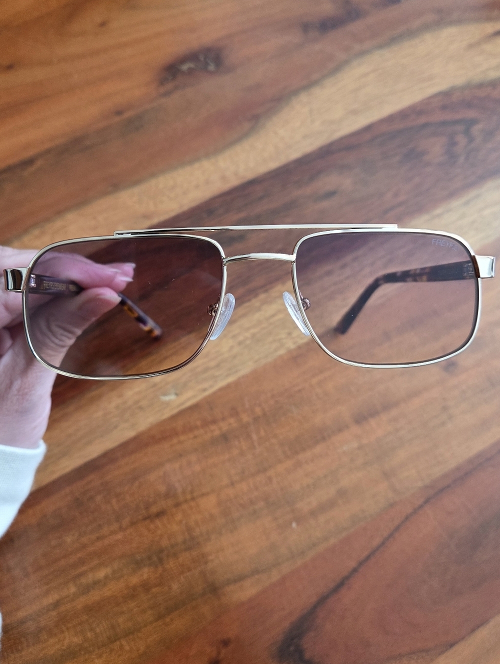 FREYRS Gold Frame Sunglasses Gradient Lenses - Picture 3 of 7